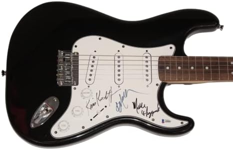 Merle Haggard, Kris Kristofferson e Willie Nelson assinaram o autógrafo em tamanho grande Black Fender Stratocaster Guitar , Red de cabeça estranha, o som em sua mente, o criador de problemas, para canhoto de Willie, Waylon & Willie, Stardust, um para a estrada, lindos papel, Willie Nelson canta K