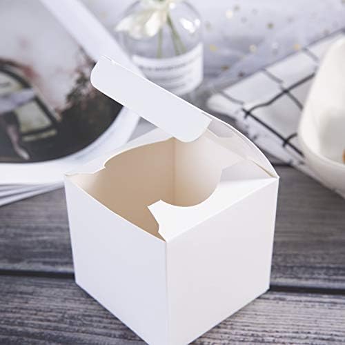 Mais uma caixa de cupcakes brancos 4x4x4 com janela de formato do coração, pequenas caixas de