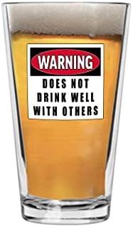 Aviso tático do Rogue River não bebe bem com outras pessoas engraçadas de vidro de cerveja bebendo xícara