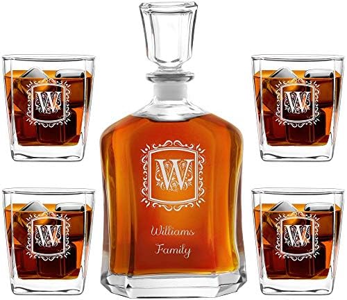 MAVERTON Whisky Carafe + 4 copos com gravura - 23 fl oz. Decanter de espíritos clássicos para casais - Conjunto elegante de uísque - para casamento - copos personalizado para pais - ornamento