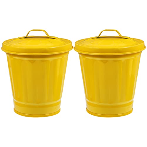 Patkaw 2pcs pequena lata de lixo galvanizada com mini -desktop wastebasket metal lixo minúsculo lixo pode bancada de lixo baldes baldes de flores baldes de plantador para escritório em casa amarela