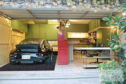 Garagem de estacionamento e tapetes de piso sob carros