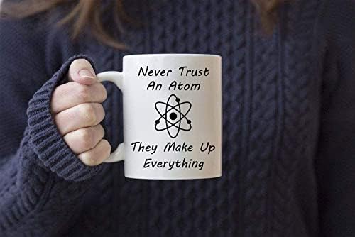 Presentes de Natal Professor de Ciências Funnamente Caneca de Café, nunca confie em um átomo que eles
